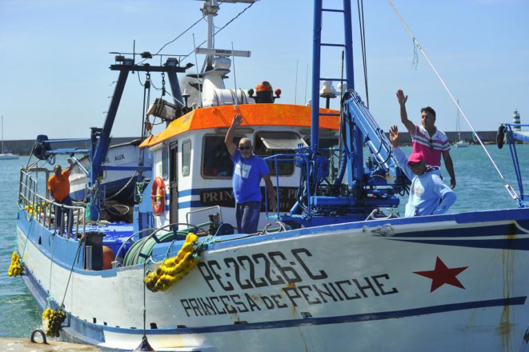 BARCOS ATESTADOS E PESCADORES DE PENICHE CONVICTOS DE QUE NÃO FALTARÁ GASÓLEO PARA IR AO MAR