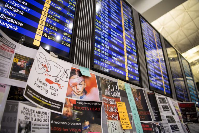 POLÍCIA ABANDONA AEROPORTO DE HONG KONG, VOOS RESTABELECIDOS E MANIFESTANTES DISPERSAM