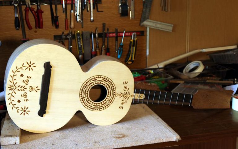 FOTOJORNALISTA E CRIANÇA DÃO ORIGEM A NOVO INSTRUMENTO MUSICAL, A “BEIROINHA”