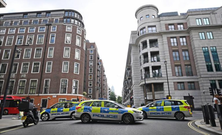 HOMEM ESFAQUEADO EM LONDRES JUNTO AO MINISTÉRIO DO INTERIOR