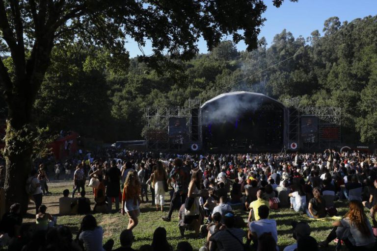 TERCEIRO DIA DO FESTIVAL PAREDES DE COURA MARCADO POR NOMES FORTES DO ‘INDIE’