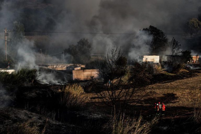 FOGO EM BAIRRO NA PONTINHA, ODIVELAS, SEM VÍTIMAS NEM DANOS EM CASAS