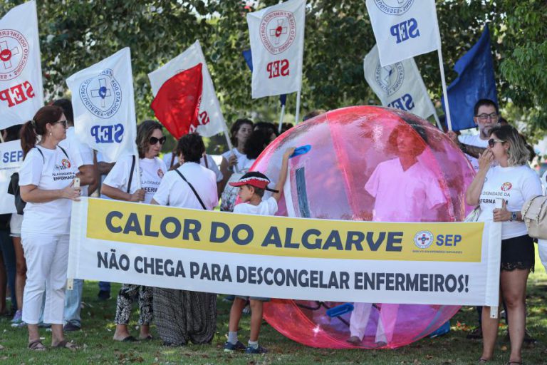 VÁRIAS DEZENAS DE ENFERMEIROS PROTESTAM FRENTE À ARS ALGARVE NO 2.º DIA DE GREVE