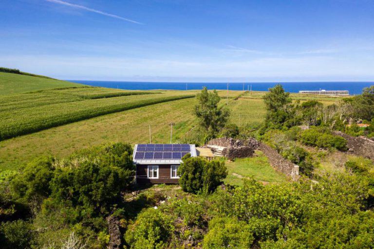 SEM FUNDAMENTALISMOS, RICARDO, MAFALDA E JOAQUIM CONSTRUÍRAM UMA CASA AUTOSSUFICIENTE