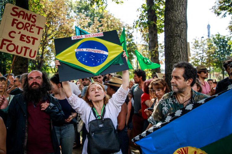 MANIFESTAÇÃO PELA AMAZÓNIA REUNIU DEZENAS DE PESSOAS NA EMBAIXADA DO BRASIL EM PARIS