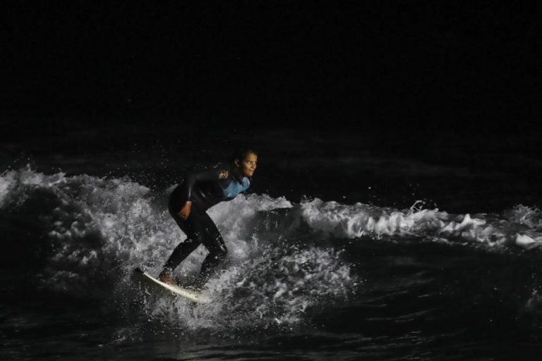 NA FIGUEIRA DA FOZ, OS HOLOFOTES FIZERAM AS VEZES DA LUA E SURFOU-SE À NOITE