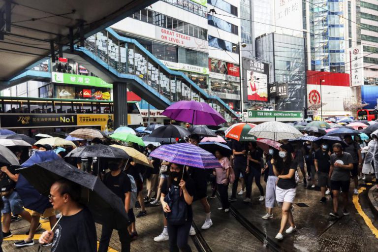 MOISÉS, O MANIFESTANTE DOS “CINCO MANDAMENTOS” QUE ‘LIDEROU’ O PROTESTO ‘RELIGIOSO’ EM HONG KONG