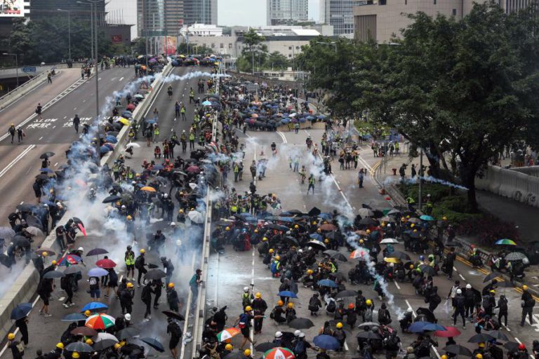 POLÍCIA DE HONG KONG LANÇA GÁS LACRIMOGÉNEO SOBRE MANIFESTANTES