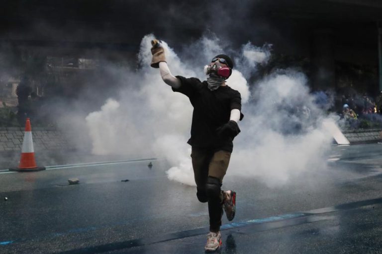 MANIFESTANTES DISPERSAM APÓS CONFRONTOS COM POLÍCIA À FRENTE DA SEDE DO GOVERNO DE HONG KONG