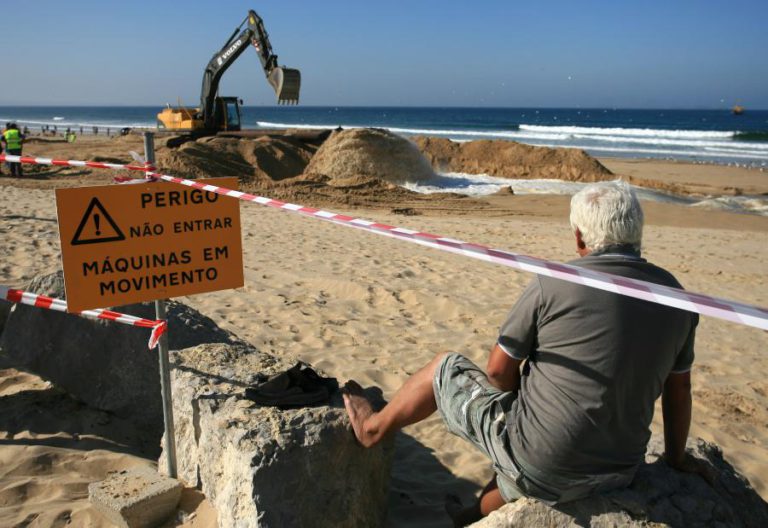 REFORÇO DE AREIA NAS PRAIAS DA COSTA DE CAPARICA COMEÇA NA TERÇA-FEIRA