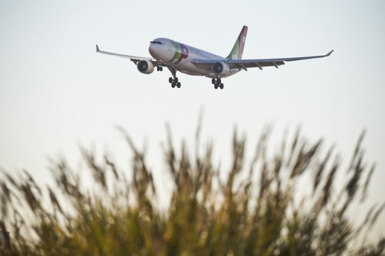 PARTÍCULAS ULTRAFINAS CAUSADAS POR AVIÕES AFETAM QUALIDADE DO AR PERTO DO AEROPORTO – ESTUDO