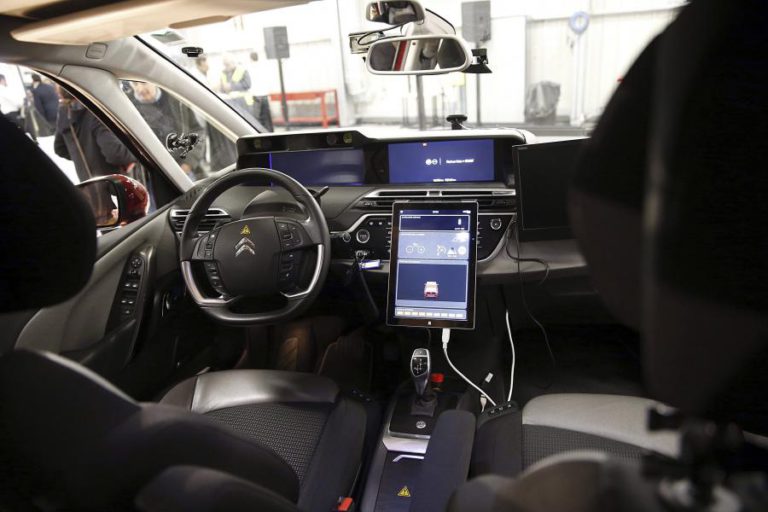 CARROS SEM CONDUTOR MOVIDOS A COMBUSTÍVEIS FÓSSEIS PODEM AUMENTAR TRÁFEGO E POLUIÇÃO – ESTUDO