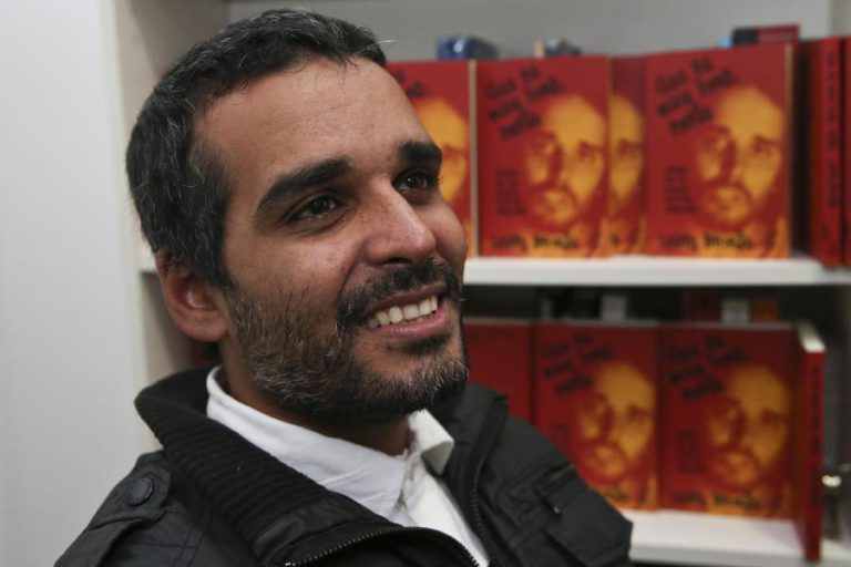 LUATY BEIRÃO SURPREENDIDO AO SER CUMPRIMENTADO POR EX-CHEFE DA “SECRETA” ANGOLANA