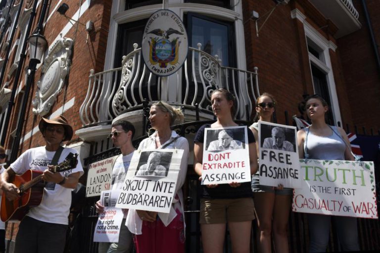 JULIAN ASSANGE VAI CONTINUAR DETIDO EM LONDRES ATÉ JULGAMENTO SOBRE EXTRADIÇÃO PARA OS EUA