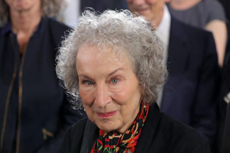 MARGARET ATWOOD E SALMAN RUSHDIE ENTRE SEIS FINALISTAS DO PRÉMIO LITERÁRIO BOOKER