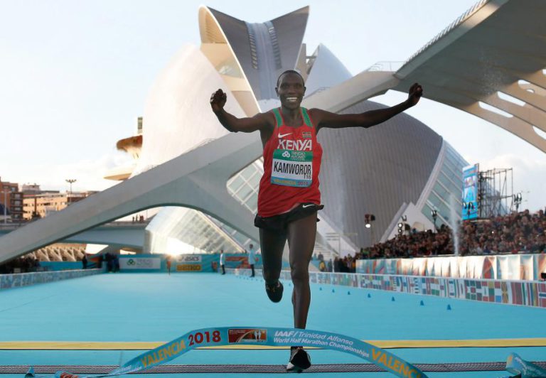 QUENIANO GEOFFREY KAMWOROR ESTABELECE NOVO RECORDE MUNDIAL DA MEIA MARATONA