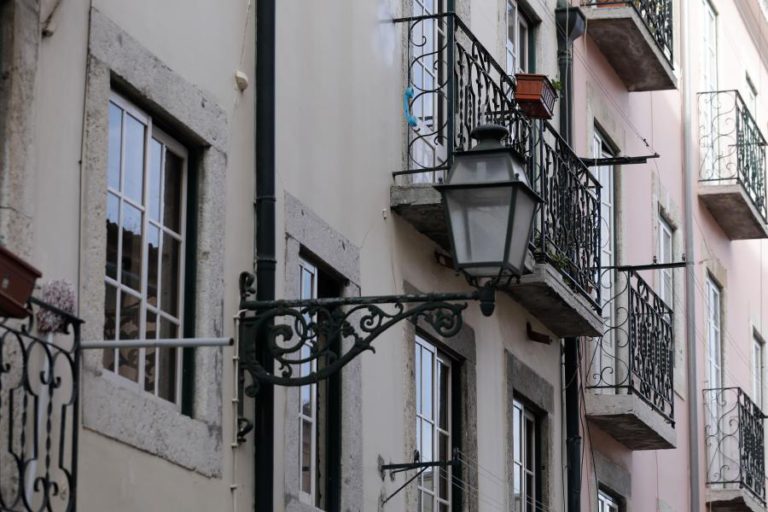 DEVOLUÇÃO DO IMT É ANULADA EM CASO DE PERMUTA DE PRÉDIO COMPRADO PARA REVENDA