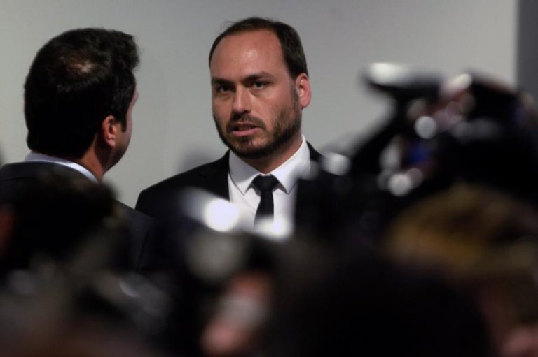 FILHO DE BOLSONARO QUESTIONA DEMOCRACIA MAS NEGA DEFESA DA DITADURA NO BRASIL