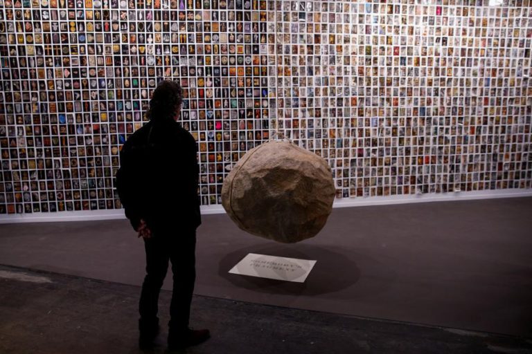 ARTISTA LUIS CAMNITZER APRESENTA PRIMERIA EXPOSIÇÃO INDIVIDUAL EM PORTUGAL