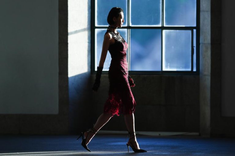 COMPORTA INSPIRA COLEÇÃO DE SOPHIA KAH NA SEMANA DA MODA DE LONDRES