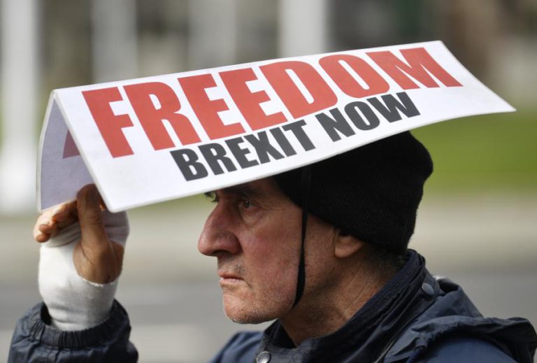 PROJETO DE LEI QUE OBRIGA GOVERNO A PEDIR ADIAMENTO DE ‘BREXIT’ PROMULGADO PELA RAINHA