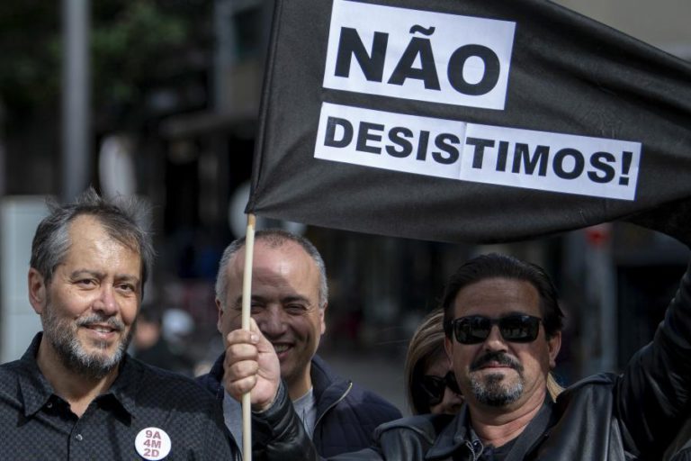 PROFESSORES AMEAÇAM COM GREVE EM OUTUBRO AO TRABALHO EM EXCESSO