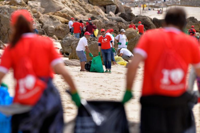 CAMPANHA EM PRAIAS DO DISTRITO DE SETÚBAL PERMITE RECOLHER 165 TONELADAS DE RESÍDUOS