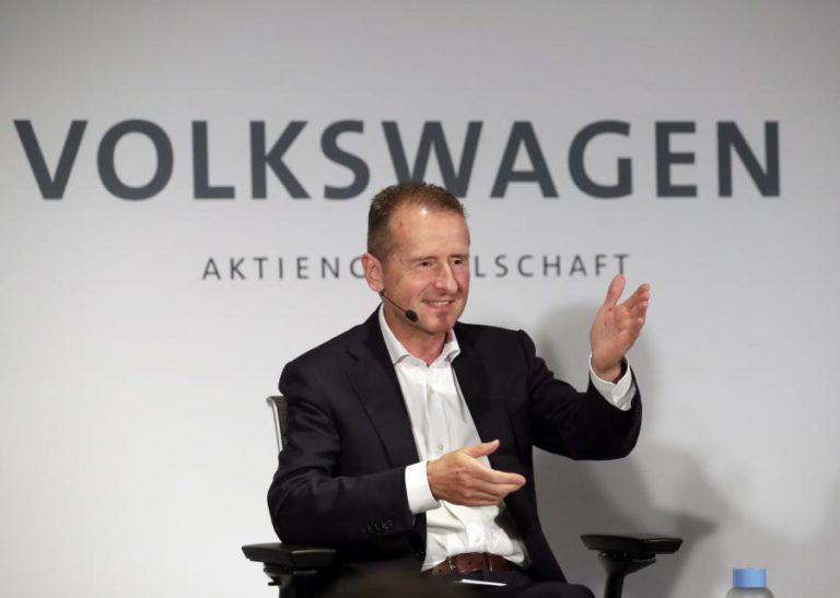 TRÊS DIRIGENTES DA VOLKSWAGEN ACUSADOS DE INFORMAREM TARDE SOBRE O CASO DIESEL
