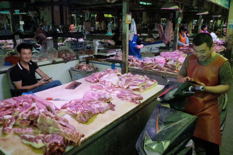 INFLAÇÃO NA CHINA ACELERA DEVIDO A SURTOS DE PESTE SUÍNA