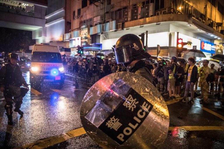 POLÍCIA DE HONG KONG DETÉM 40 PESSOAS EM PROTESTOS QUE FIZERAM MAIS DE 30 FERIDOS