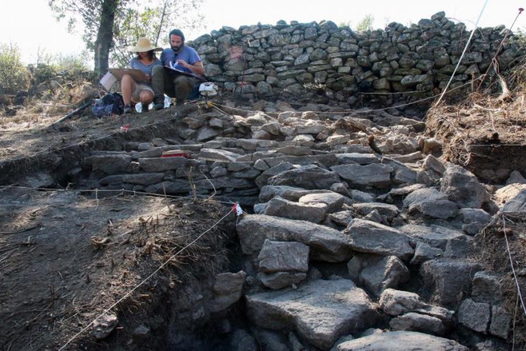 ESCAVAÇÕES MOSTRAM FORTIFICAÇÃO OCUPADA ENTRE SÉCULOS III E IX EM MIRANDA DO DOURO