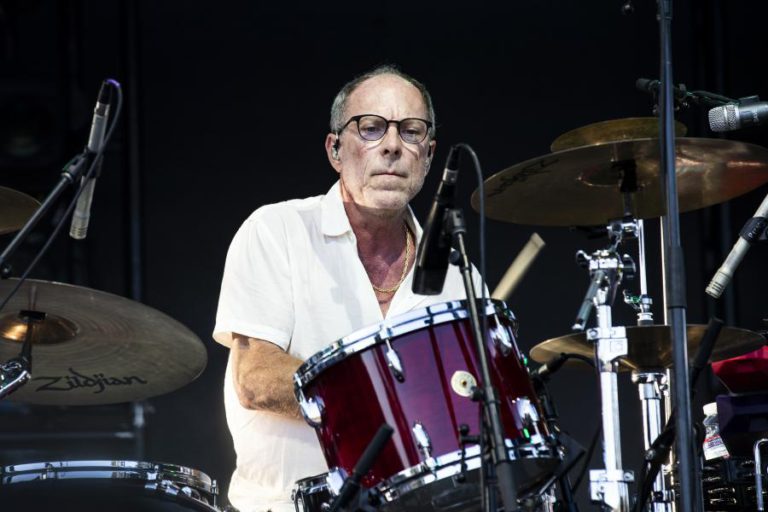 A VIDA ADULTA DOS PIXIES FAZ-SE ENTRE O ESTÚDIO E O PALCO