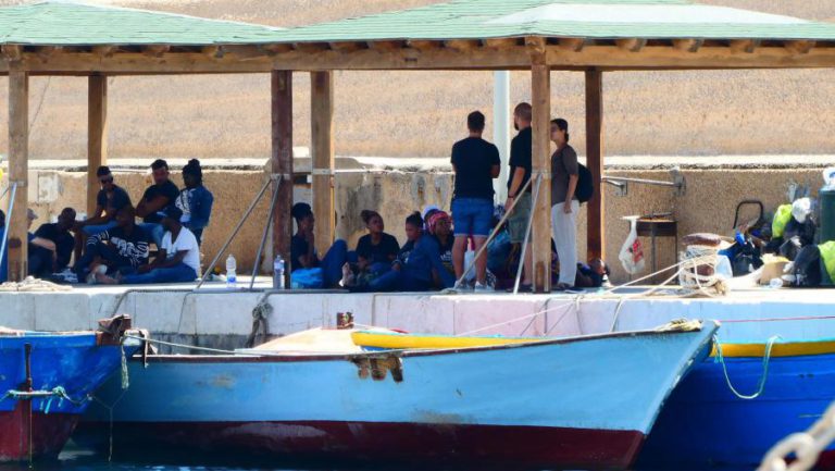 MAIS DE 100 MIGRANTES CHEGARAM A LAMPEDUSA E 182 ESPERAM EM ALTO MAR