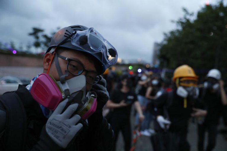 AGÊNCIA FITCH DESCE ‘RATING’ DE HONG KONG APÓS MESES DE PROTESTOS