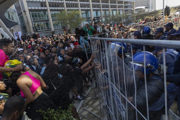 DOIS CORPOS CARBONIZADOS ELEVAM PARA SETE NÚMERO DE MORTOS NA ÁFRICA DO SUL