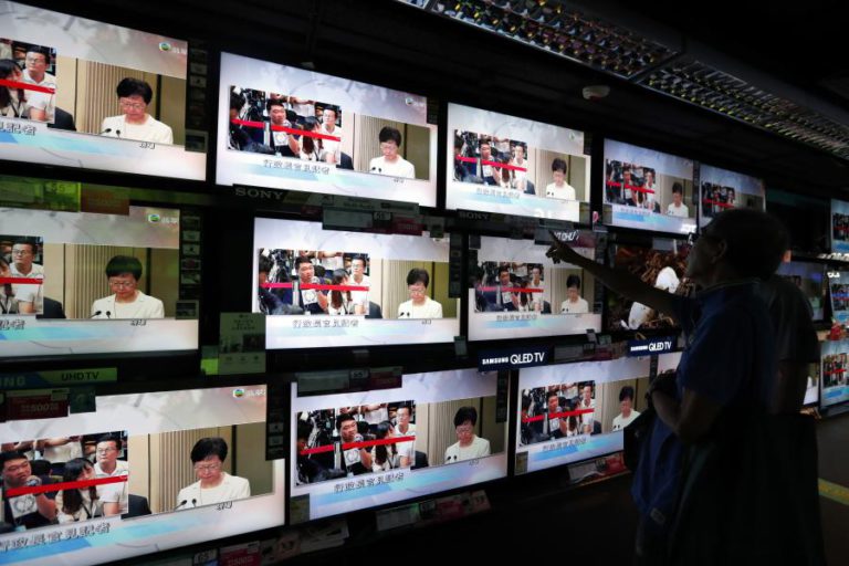 GOVERNO DE HONG KONG DIZ QUE RETIRADA DA LEI É PRIMEIRO PASSO PARA FIM DA CRISE