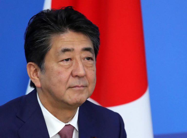 PRIMEIRO-MINISTRO JAPONÊS AVANÇA COM NOVA REMODELAÇÃO GOVERNAMENTAL
