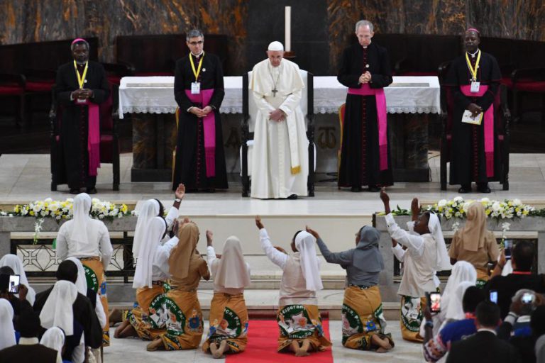 FRANCISCO DIZ QUE CRISE SACERDOTAL CONVOCA A UMA IGREJA MAIS PRÓXIMA E COMPAIXÃO