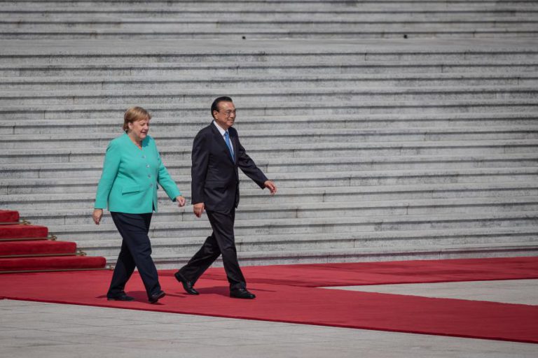 MERKEL PROCURA NA CHINA EQUILÍBRIO ENTRE INTERESSES ECONÓMICOS E DIREITOS HUMANOS