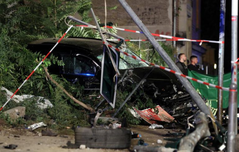QUATRO PESSOAS MORRERAM APÓS SEREM COLHIDAS POR CARRO QUE SUBIU PASSEIO EM BERLIM