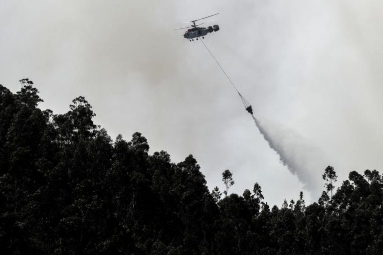 HELICÓPTERO QUE CAIU NO COMBATE A INCÊNDIO EM VALONGO COLIDIU COM LINHAS ELÉTRICAS