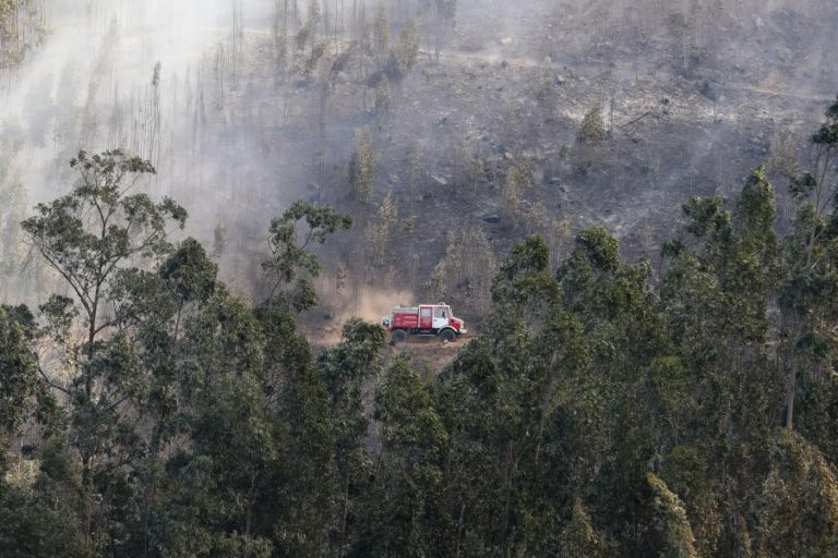MAIS DE 2.100 OPERACIONAIS COMBATEM 60 INCÊNDIOS