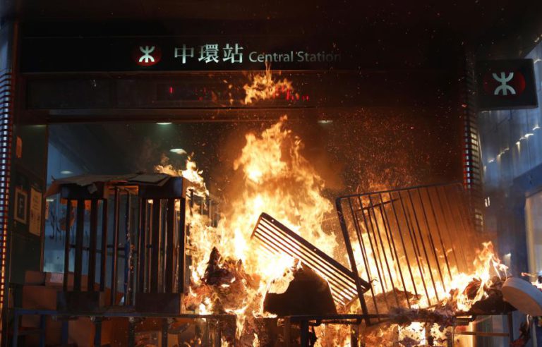 MANIFESTAÇÃO PRÓ-DEMOCRACIA COMEÇA PACIFICAMENTE EM HONG KONG E EVOLUIU PARA PROTESTOS