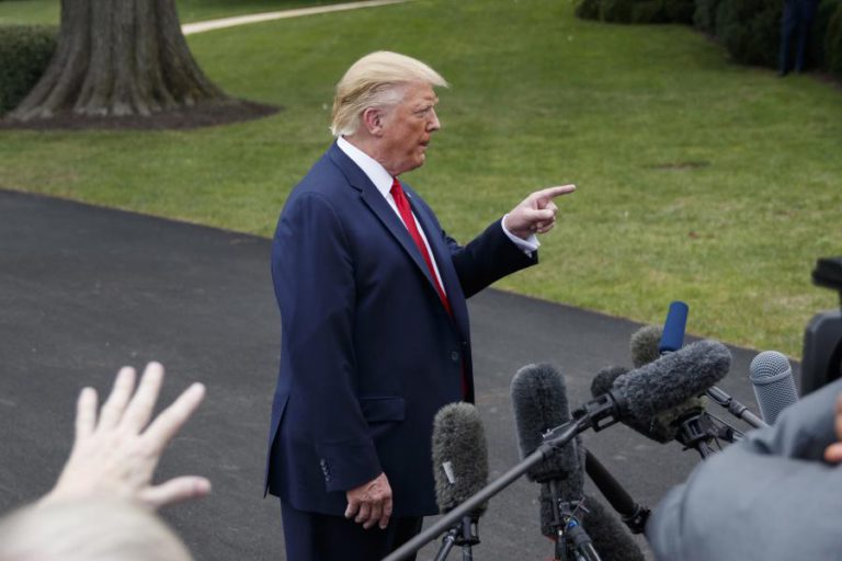 TRUMP ADIA AUMENTO DE TAXAS ALFANDEGÁRIAS SOBRE IMPORTAÇÕES ORIUNDAS DA CHINA