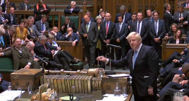 PM BRITÂNICO NEGA TER MENTIDO À RAINHA ISABEL II