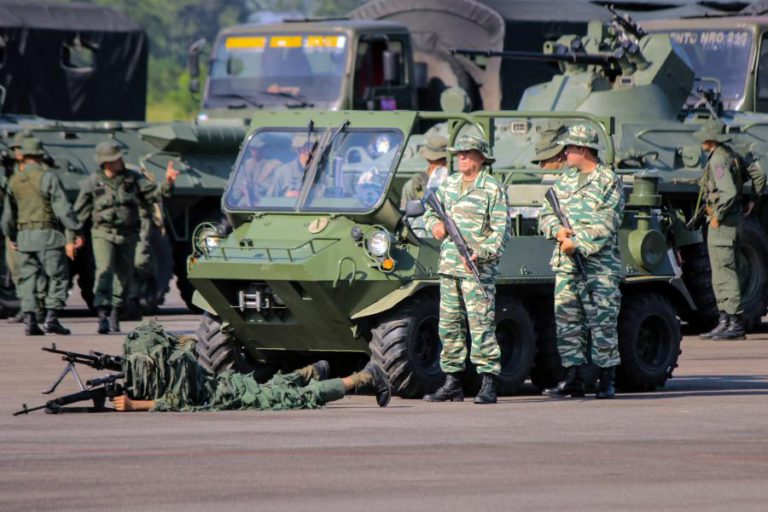 MAIS DE 150 MIL MILITARES VENEZUELANOS PARTICIPAM EM EXERCÍCIOS MILITARES NA FRONTEIRA COM COLÔMBIA