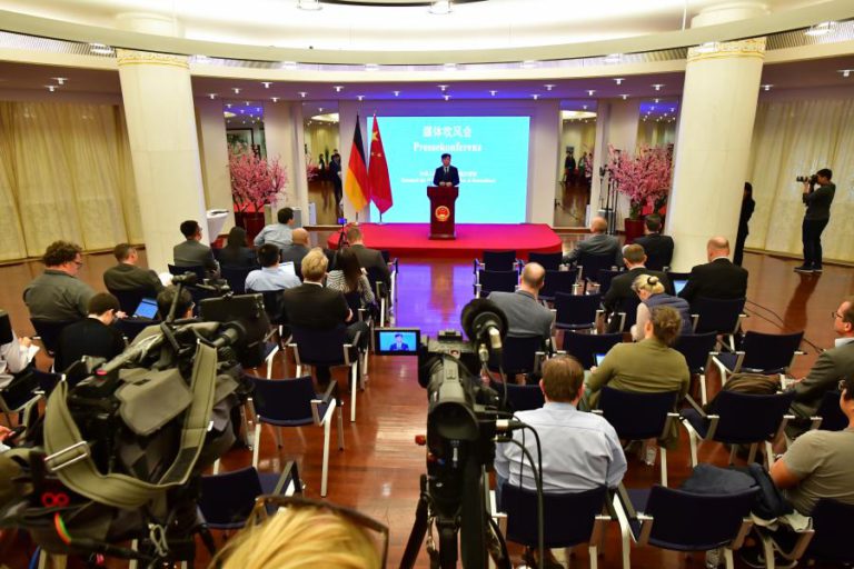 CHINA PROTESTA CONTRA REUNIÃO DE ATIVISTA DE HONG KONG COM DIPLOMACIA ALEMÃ