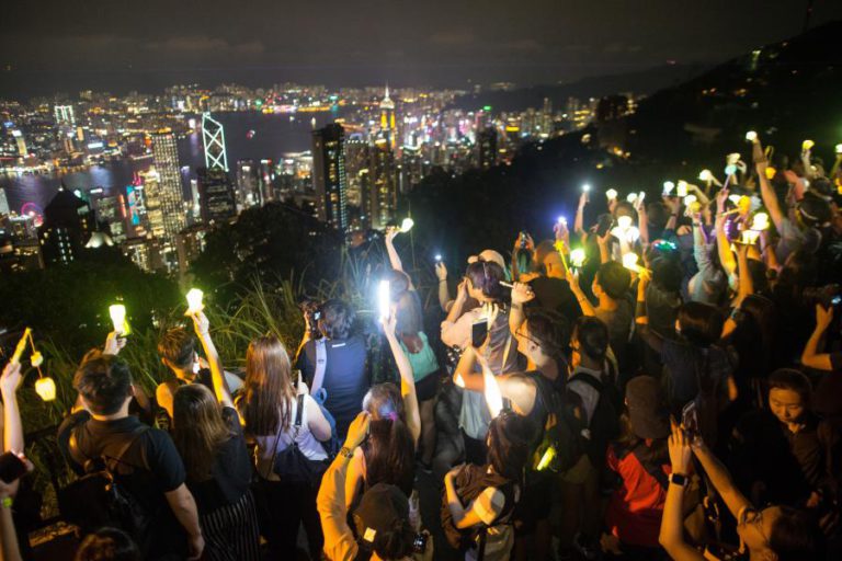 ATIVISTAS PRÓ-DEMOCRACIA EM HONG KONG APROVEITAM FESTAS PARA REFORÇAR CONTESTAÇÃO