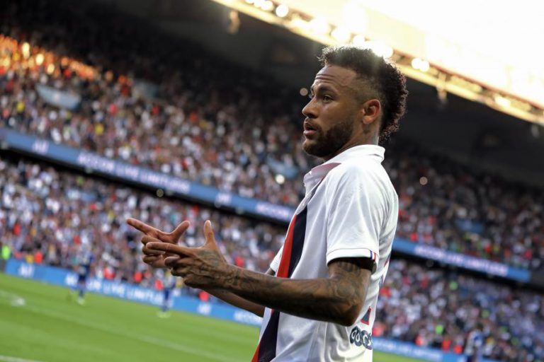 NEYMAR DÁ VITÓRIA SOFRIDA AO PSG, MAS NÃO ESCAPA À IRA DOS ADEPTOS