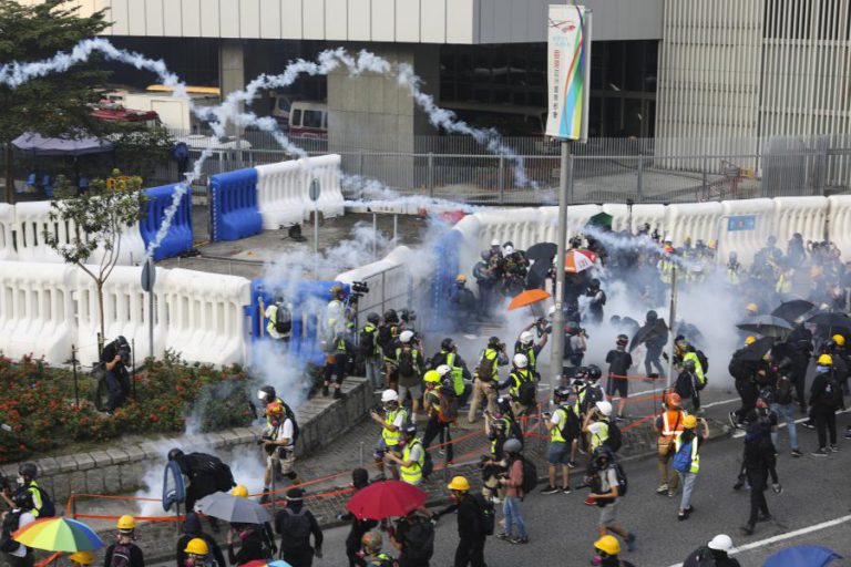 POLÍCIA DE HONG KONG DISPERSA MANIFESTANTES COM GÁS LACRIMOGÉNEO E CANHÕES DE ÁGUA